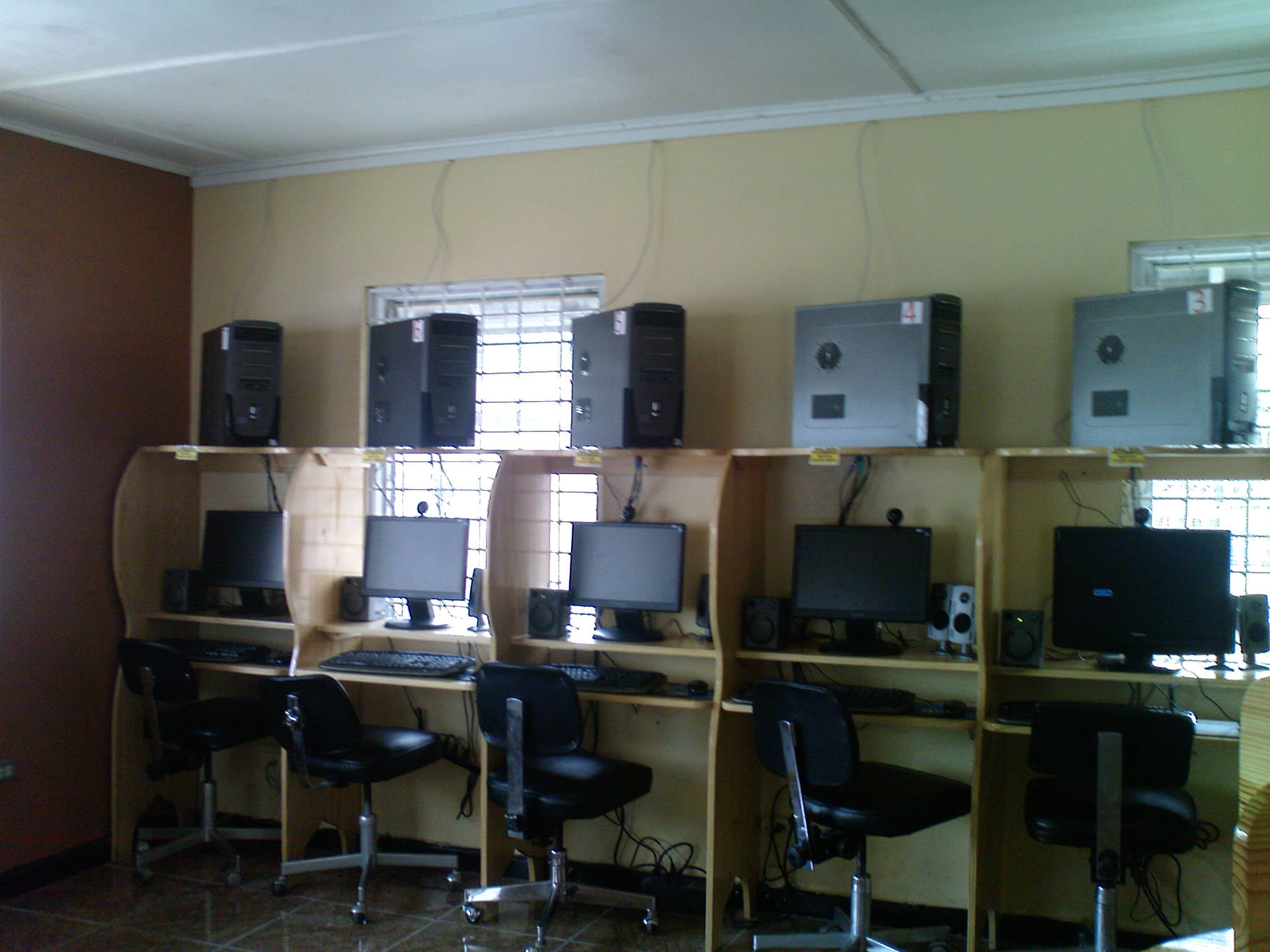 Flowers_internet _Cafe_Ocho_ Rios_ Jamaica_customers_stations