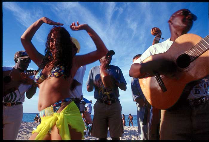 cuba_girl dance_beach